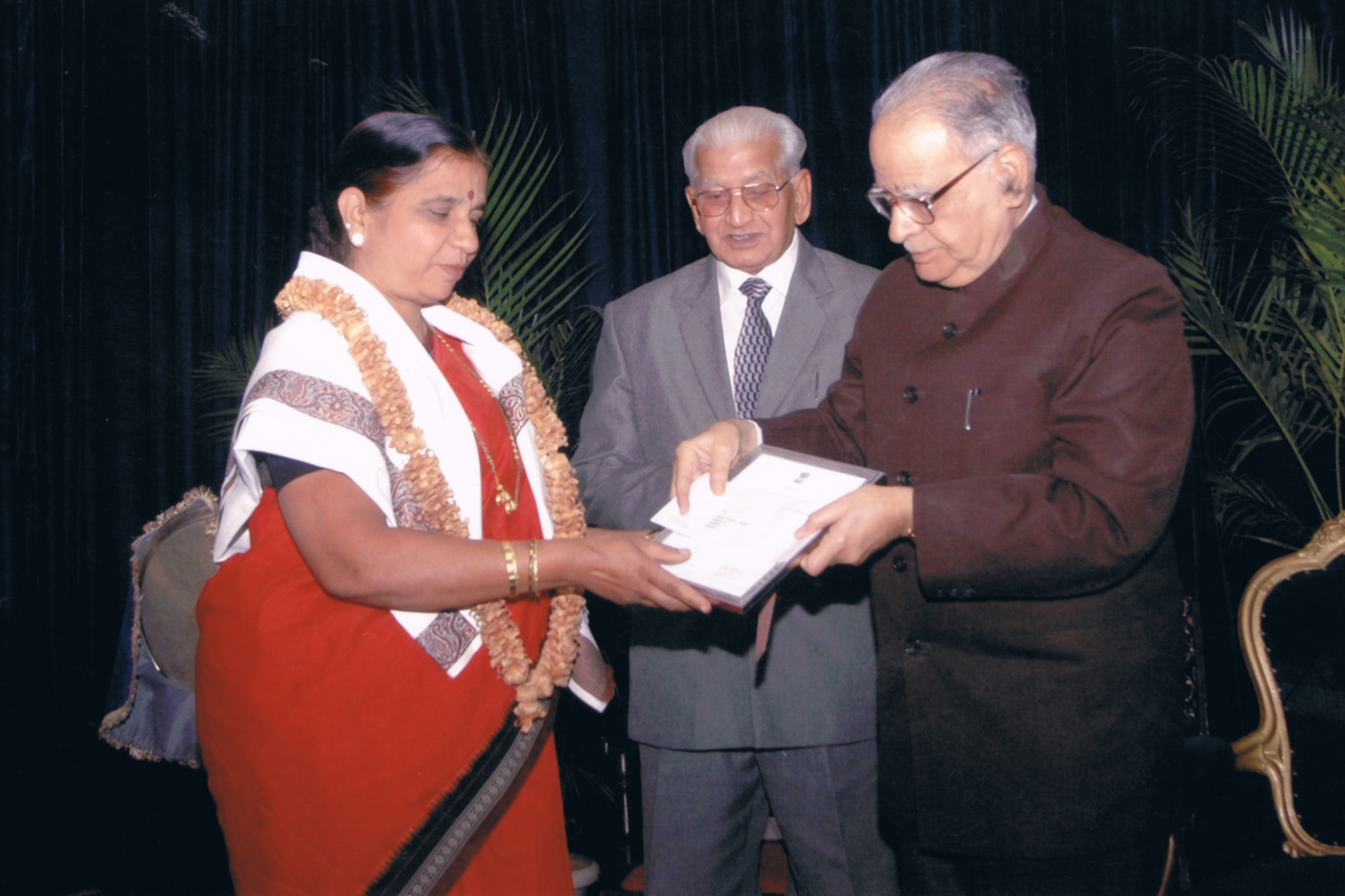 /media/womenswelfaresociety/IND-00003-WWSBELAGAVI-AWARDS-Governor_Award_in_2006_GOK.JPG.jpg